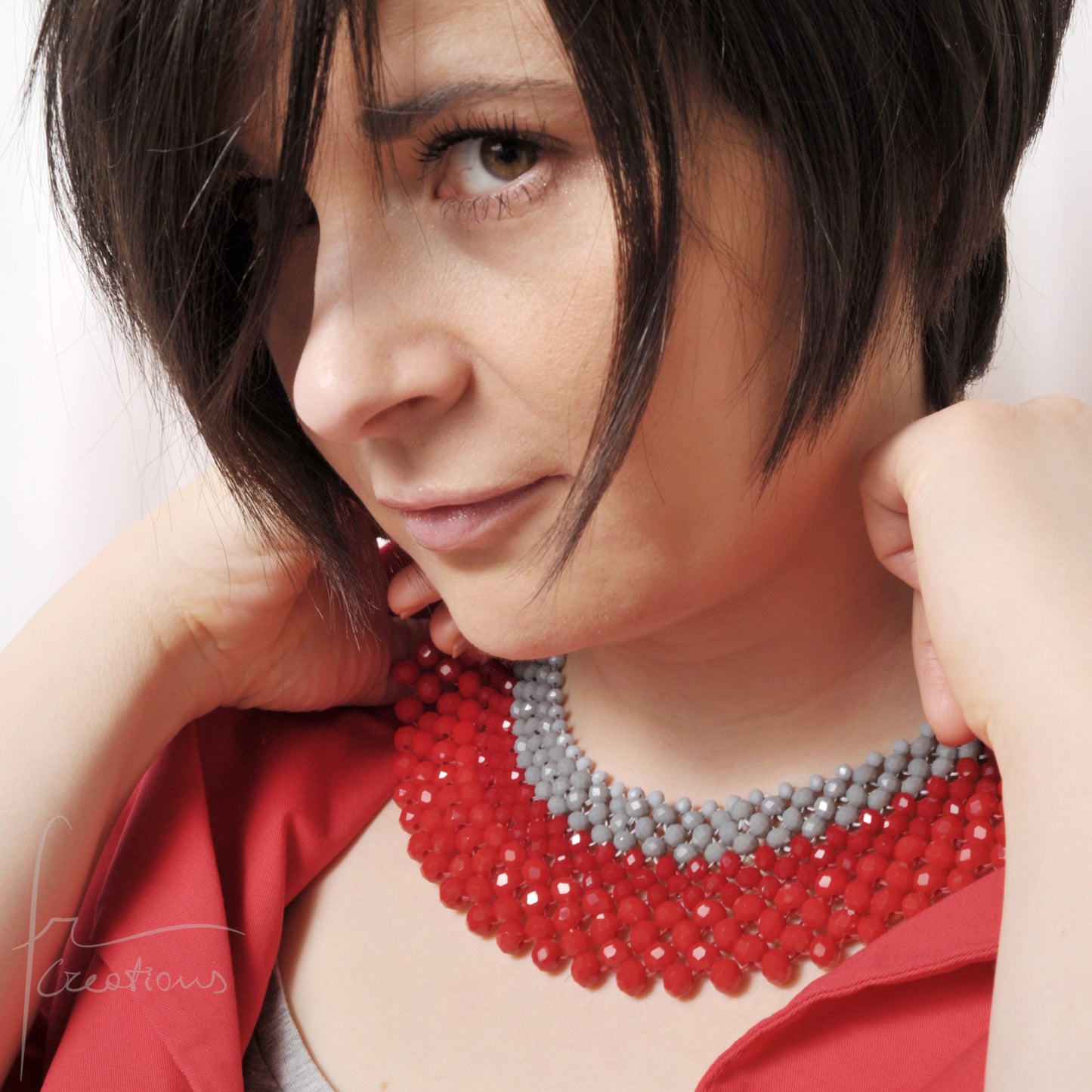 Alexandra tessitura con cristalli rossi e grigi