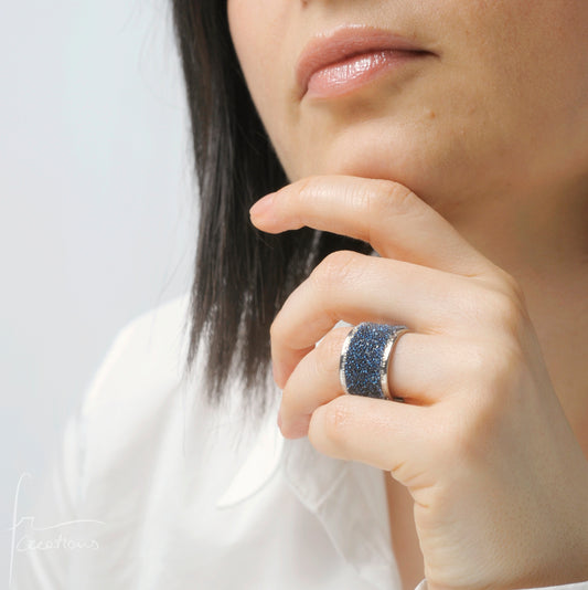 Anello a fascia regolabile placcato argento con Cristalli Austriaci Originali indossato