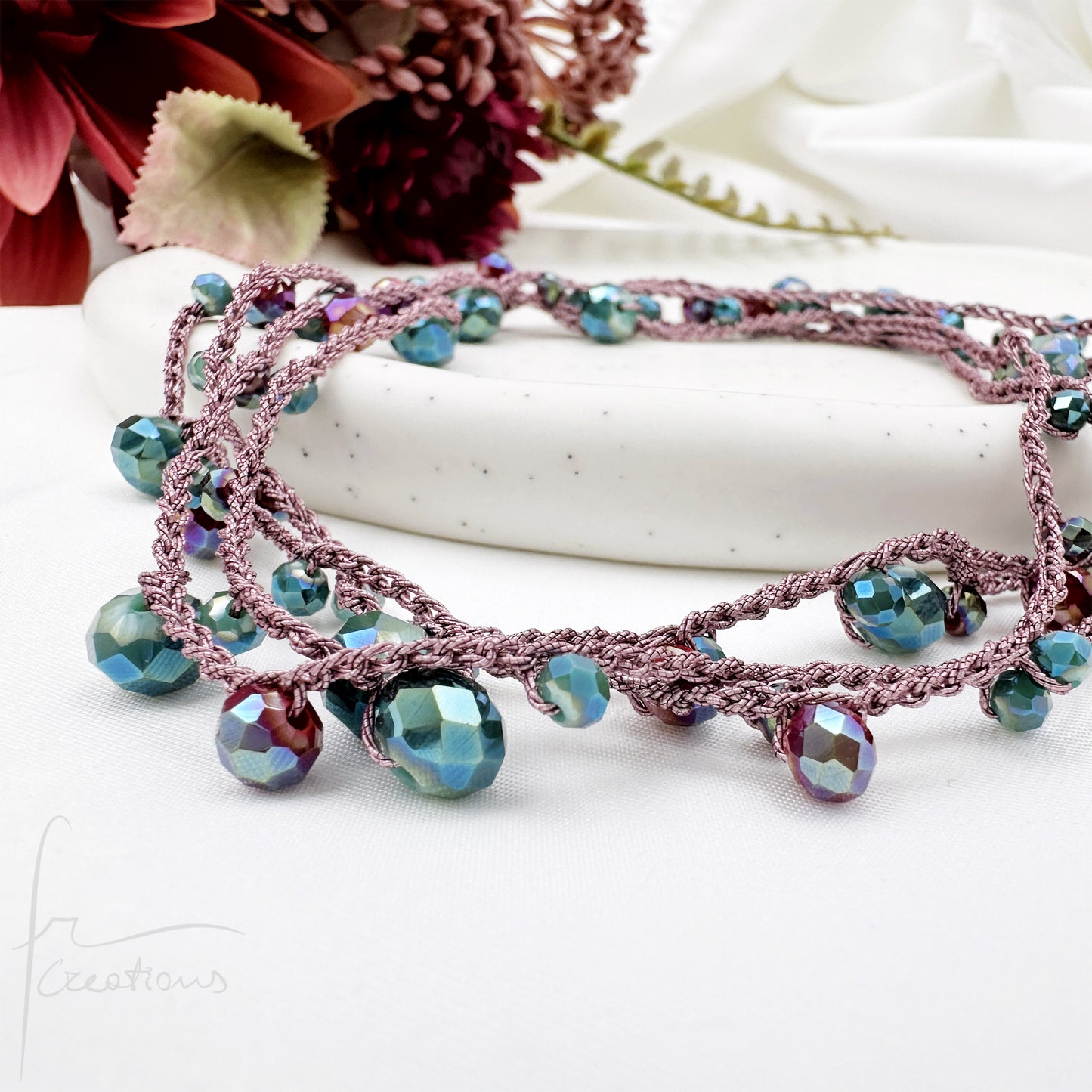Collana Amélie lunga uncinetto con cristalli senza chiusura rosa e verde