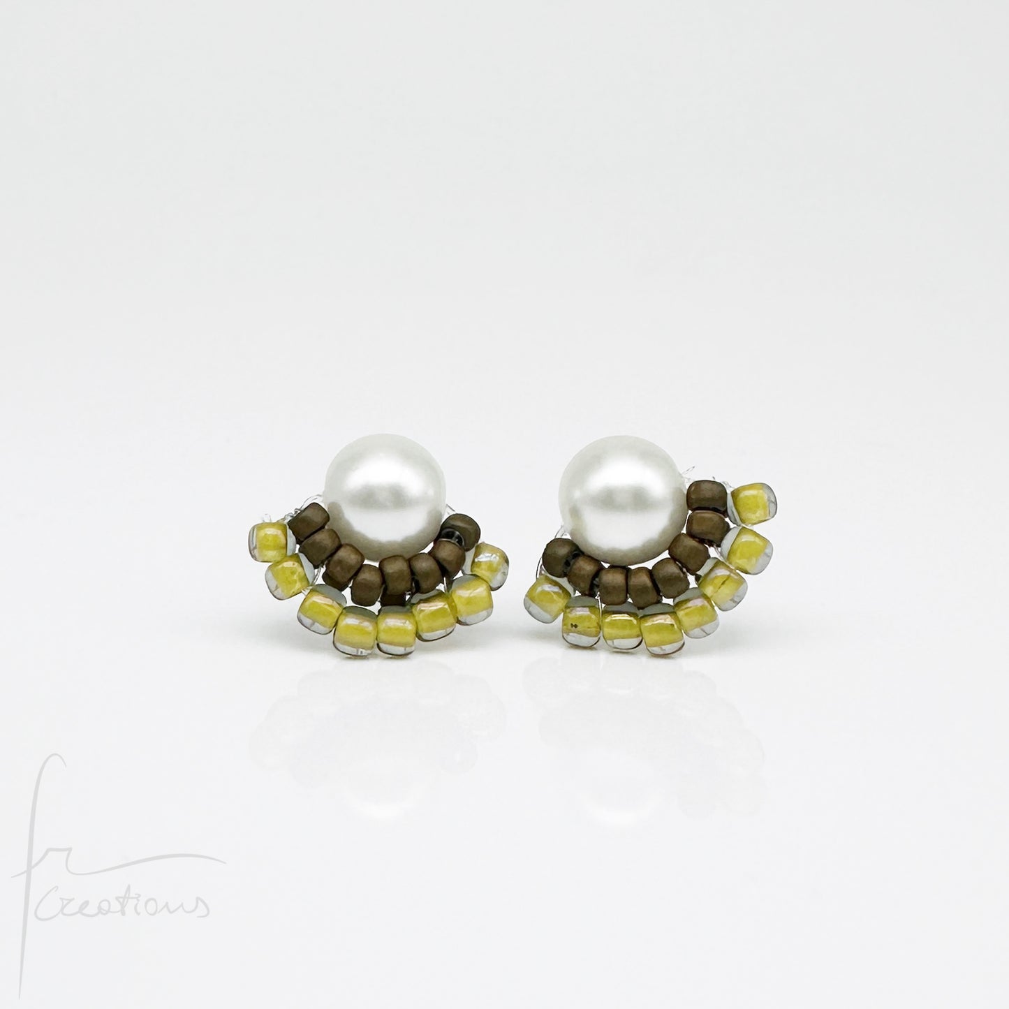 Orecchini Nuances con Perla in vetro a lobo con perline in vetro e perno in acciaio inox