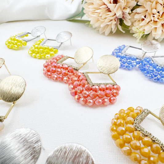 Orecchini pendenti Joy all'uncinetto con cristalli cuciti in tessitura