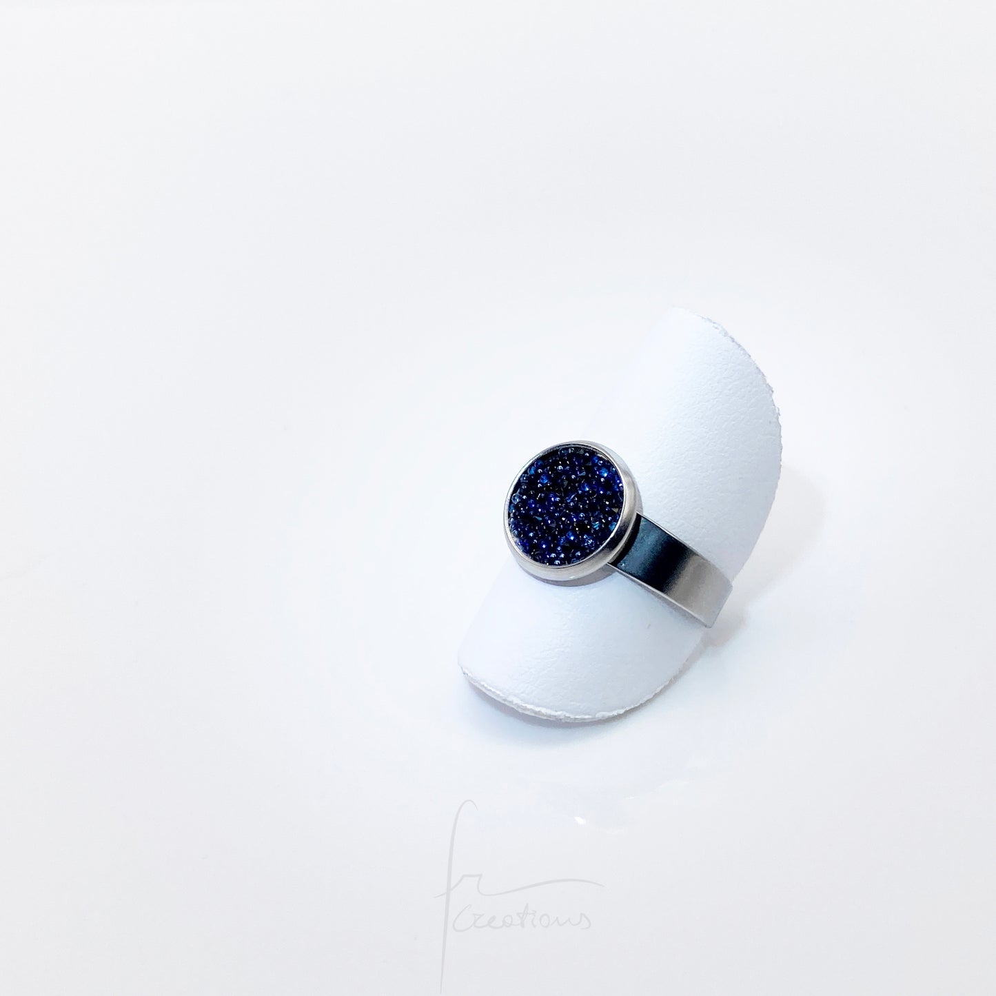 Anello chevalier regolabile in acciaio con Cristalli Austriaci Originali Ocean Blue