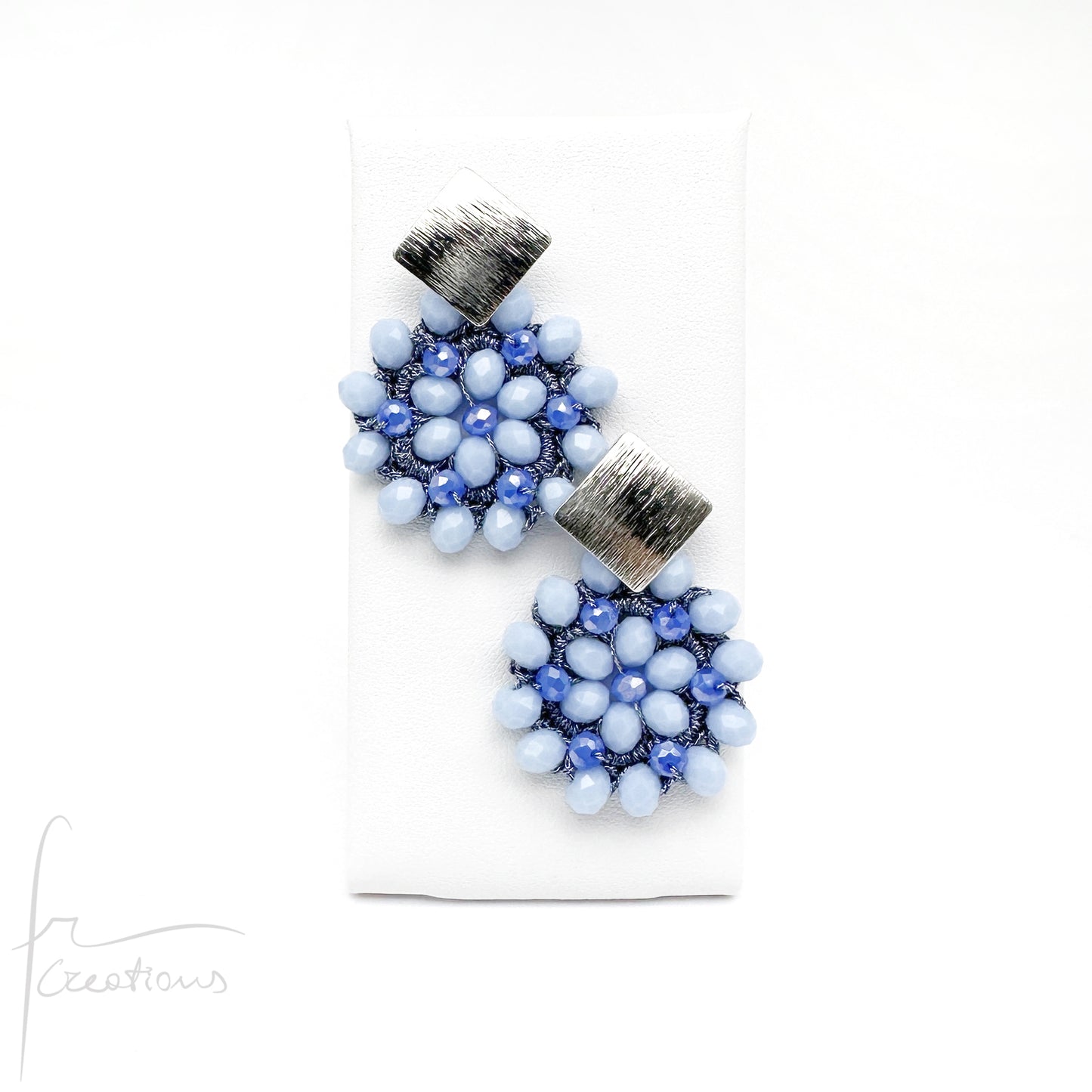 Orecchini pendenti con fiore all'uncinetto e cristalli Blumen