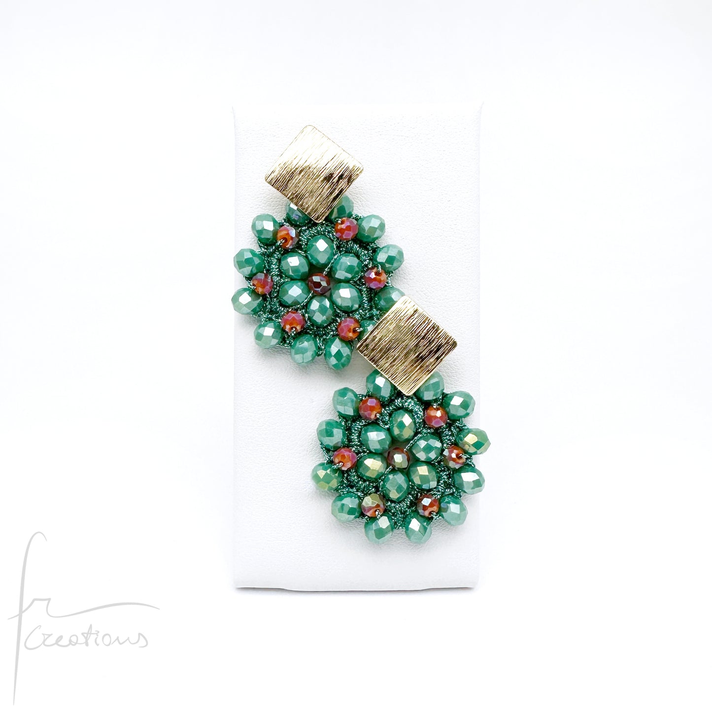 Orecchini pendenti con fiore all'uncinetto e cristalli Blumen