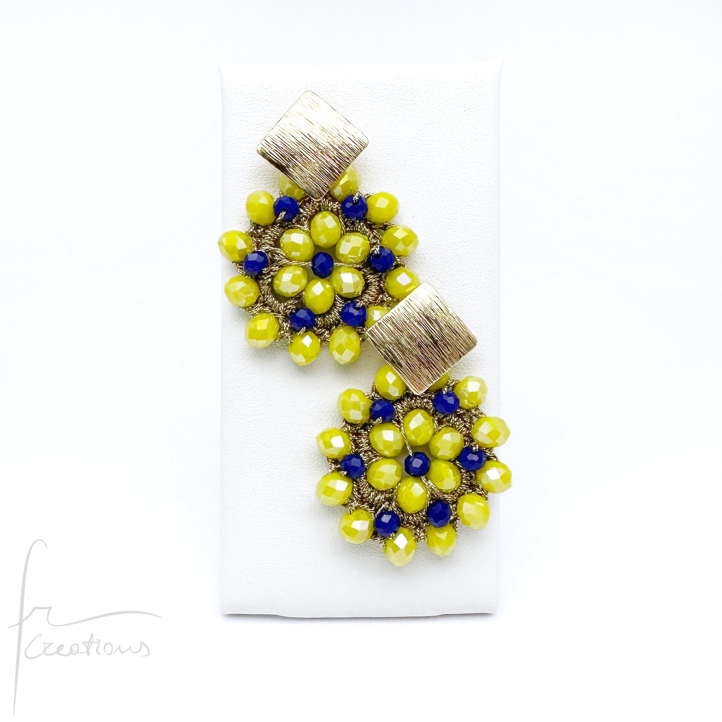 Orecchini pendenti con fiore all'uncinetto e cristalli Blumen