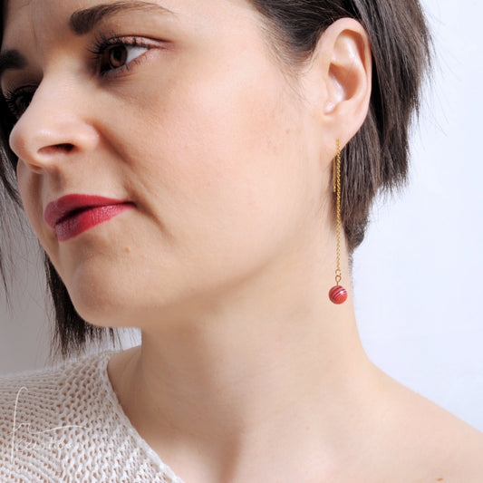 Mono orecchini pendenti saliscendi con agata striata ruby indossati