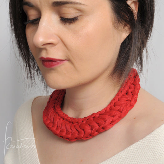 Collana girocollo all' uncinetto in cotone lavabile