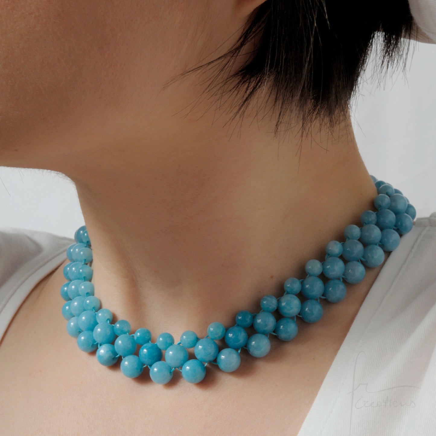 Collana girocollo Alexandra Medium fatta a mano in tessitura e pietra naturale angelite azzurra indossata