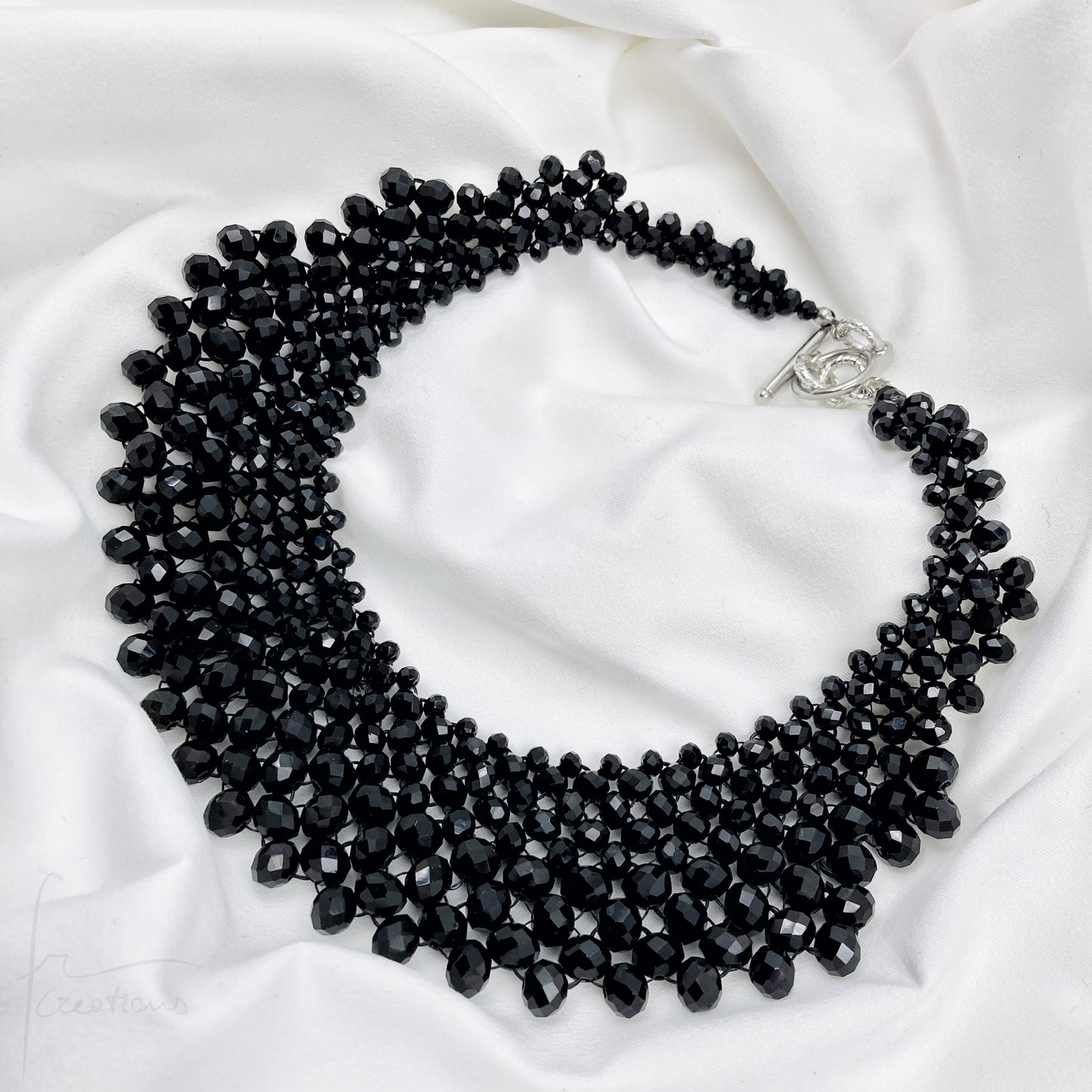 Collana girocollo Alexandra fatta a mano in tessitura con cristalli nera