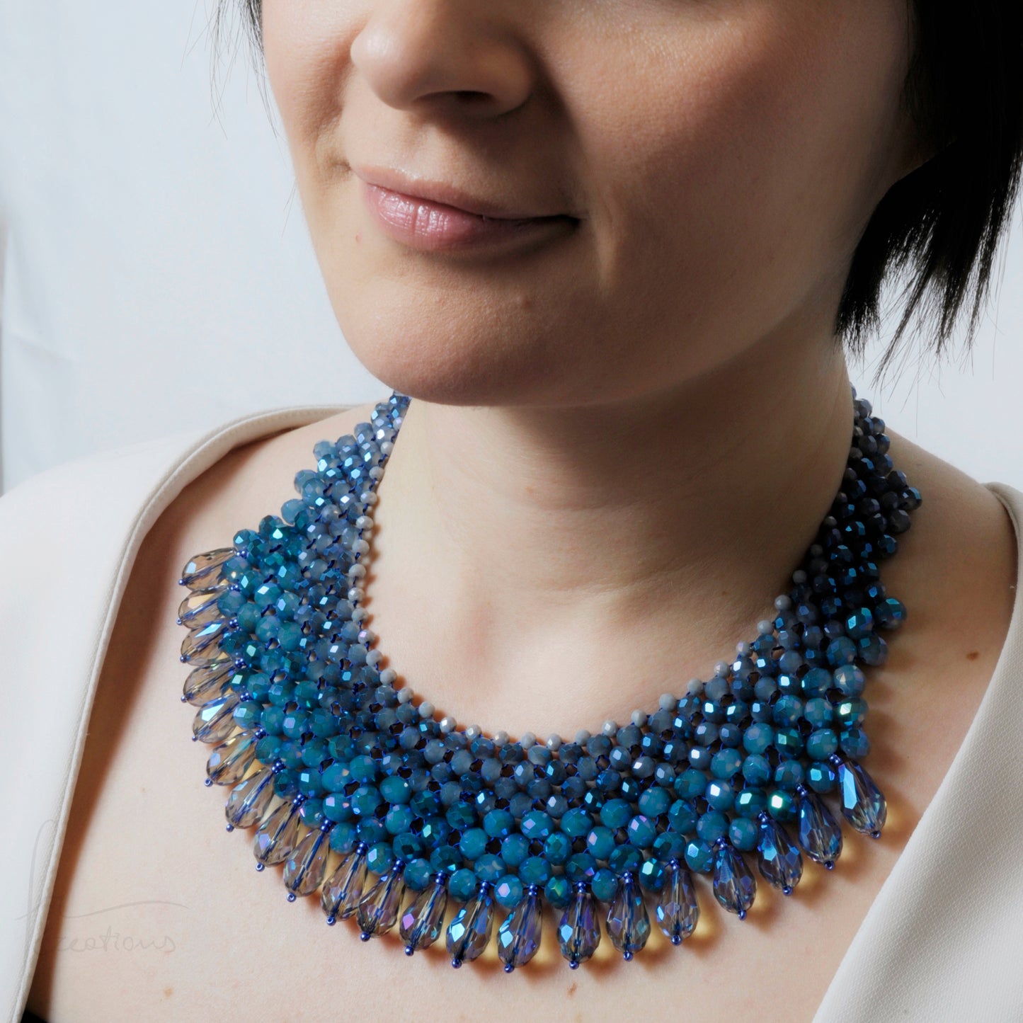 Collana girocollo Alexandra fatta a mano in tessitura con cristalli sfumature blu indossata