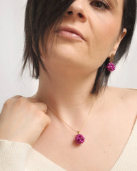 Collana girocollo ed orecchini Estel indossati con cristalli cuciti in tessitura