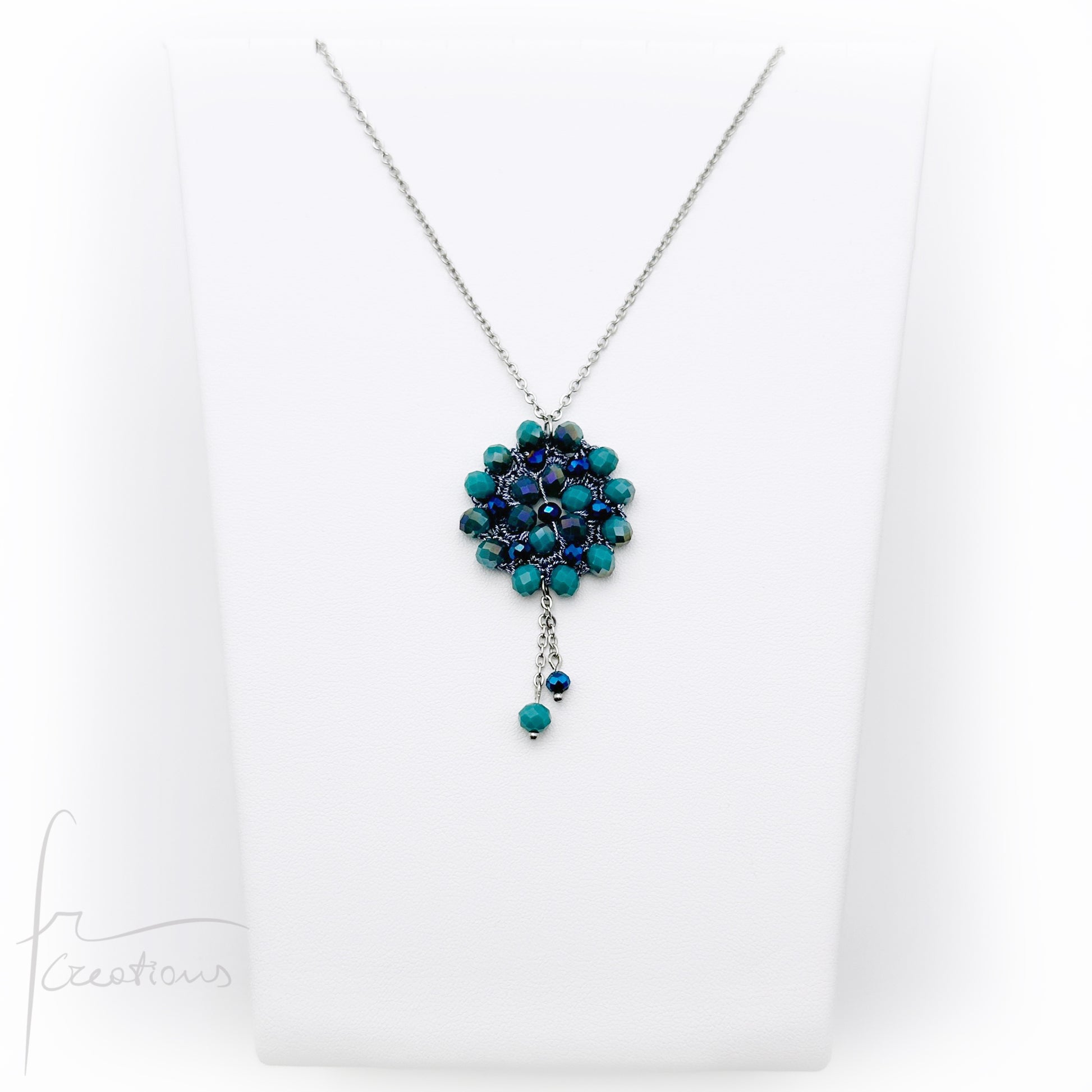 Collana girocollo con pendente fiore all'uncinetto con cristalli Blumen