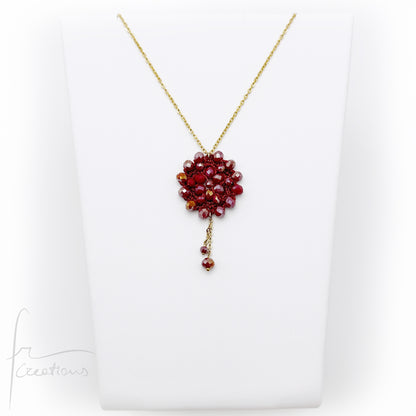 Collana girocollo con pendente fiore all'uncinetto con cristalli Blumen