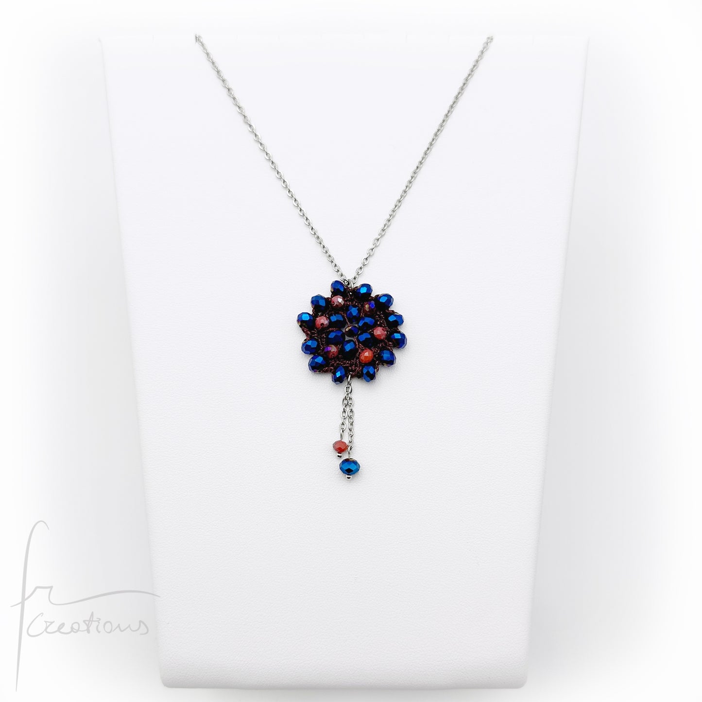 Collana girocollo con pendente fiore all'uncinetto con cristalli Blumen