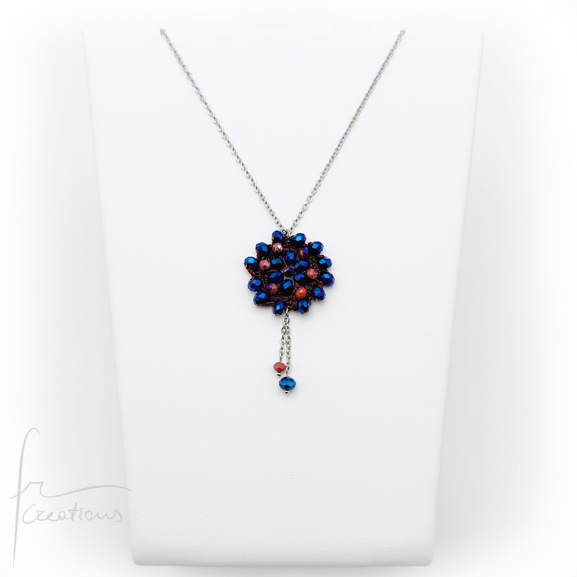 Collana girocollo con pendente fiore all'uncinetto con cristalli Blumen