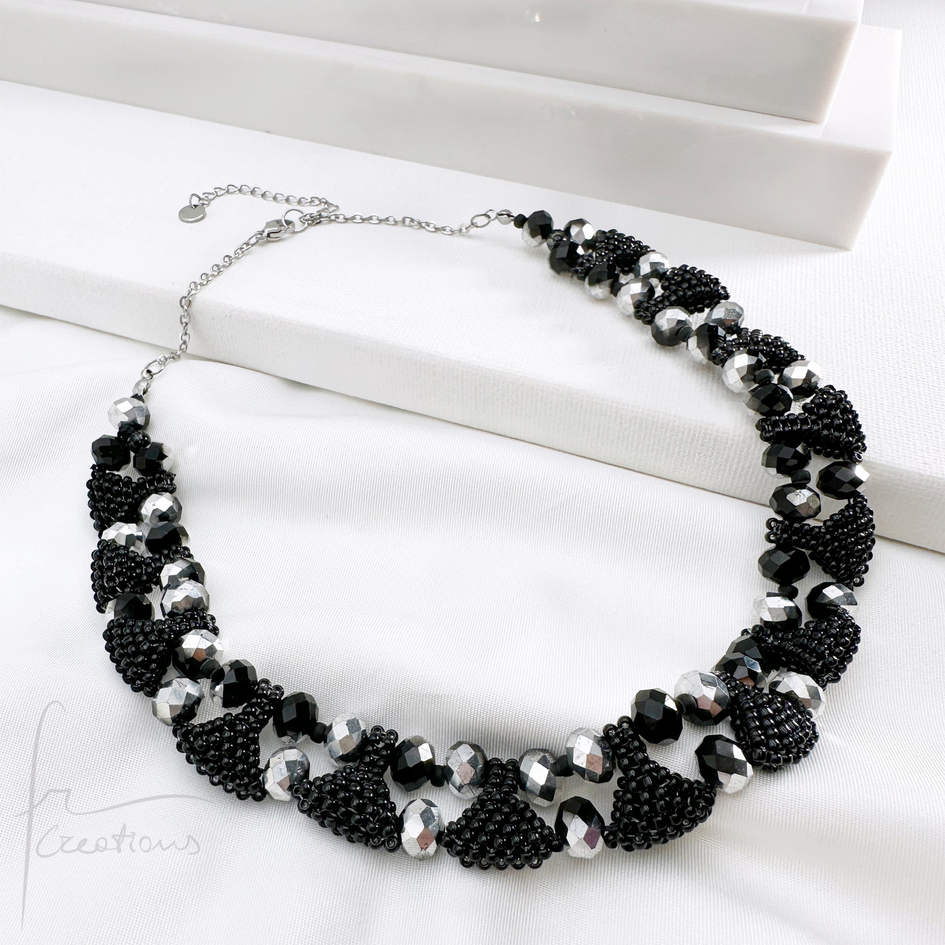 Collana girocollo in tessitura con cristalli e perline Maya