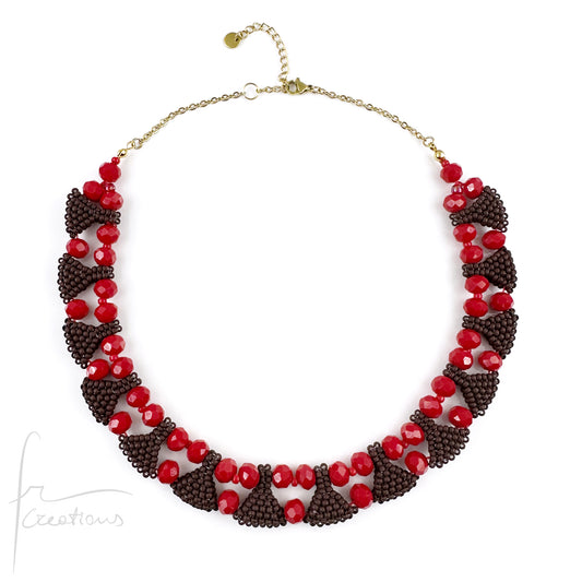 Collana girocollo in tessitura con cristalli e perline Maya indossata