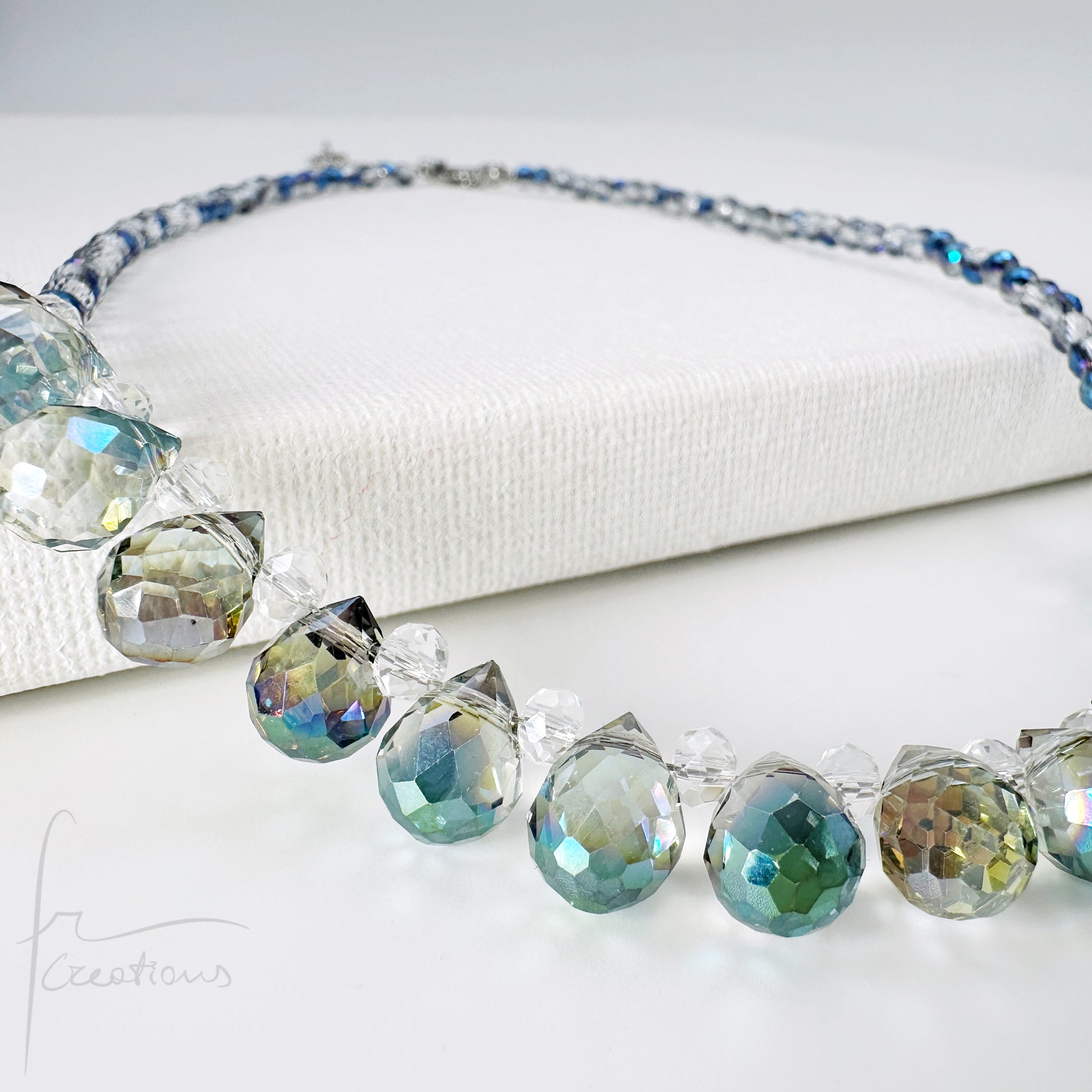 Girocollo Drops Elements con cubic zirconia sfaccettate e briolettes iridescenti in cristallo austriaco