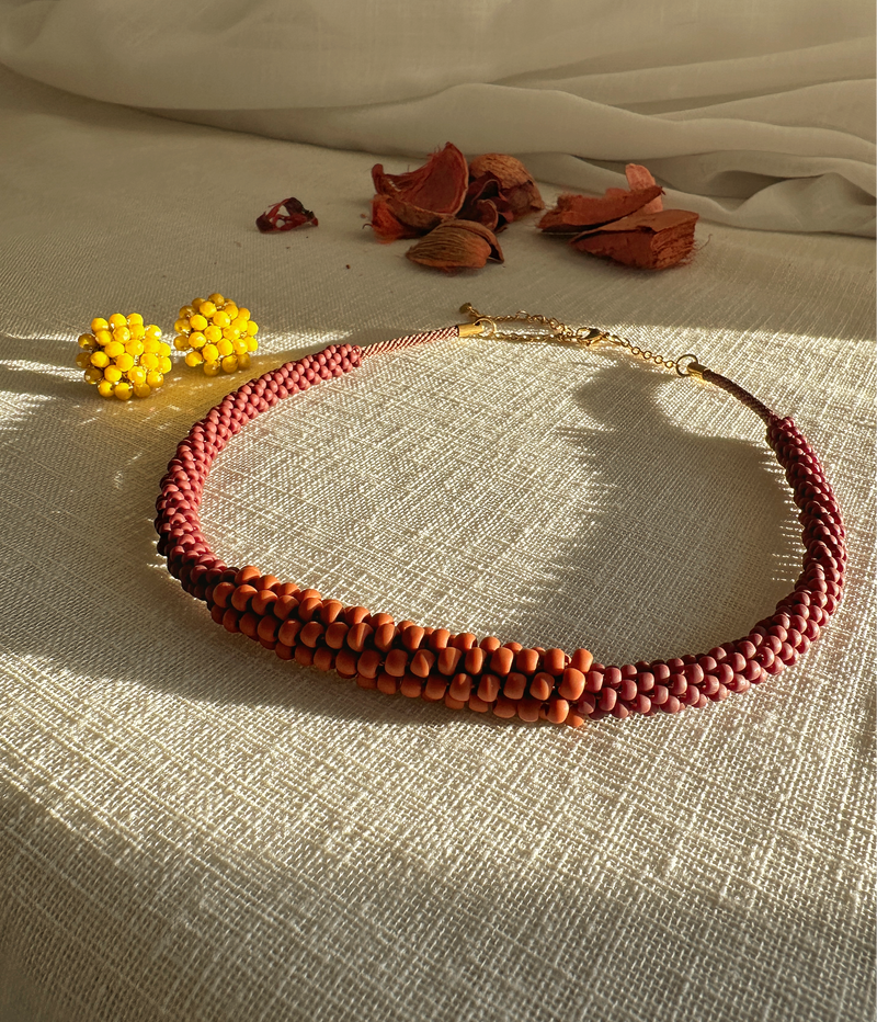 Collana girocollo Snake Duo e orecchini Aila cuciti a mano con cristalli e perline