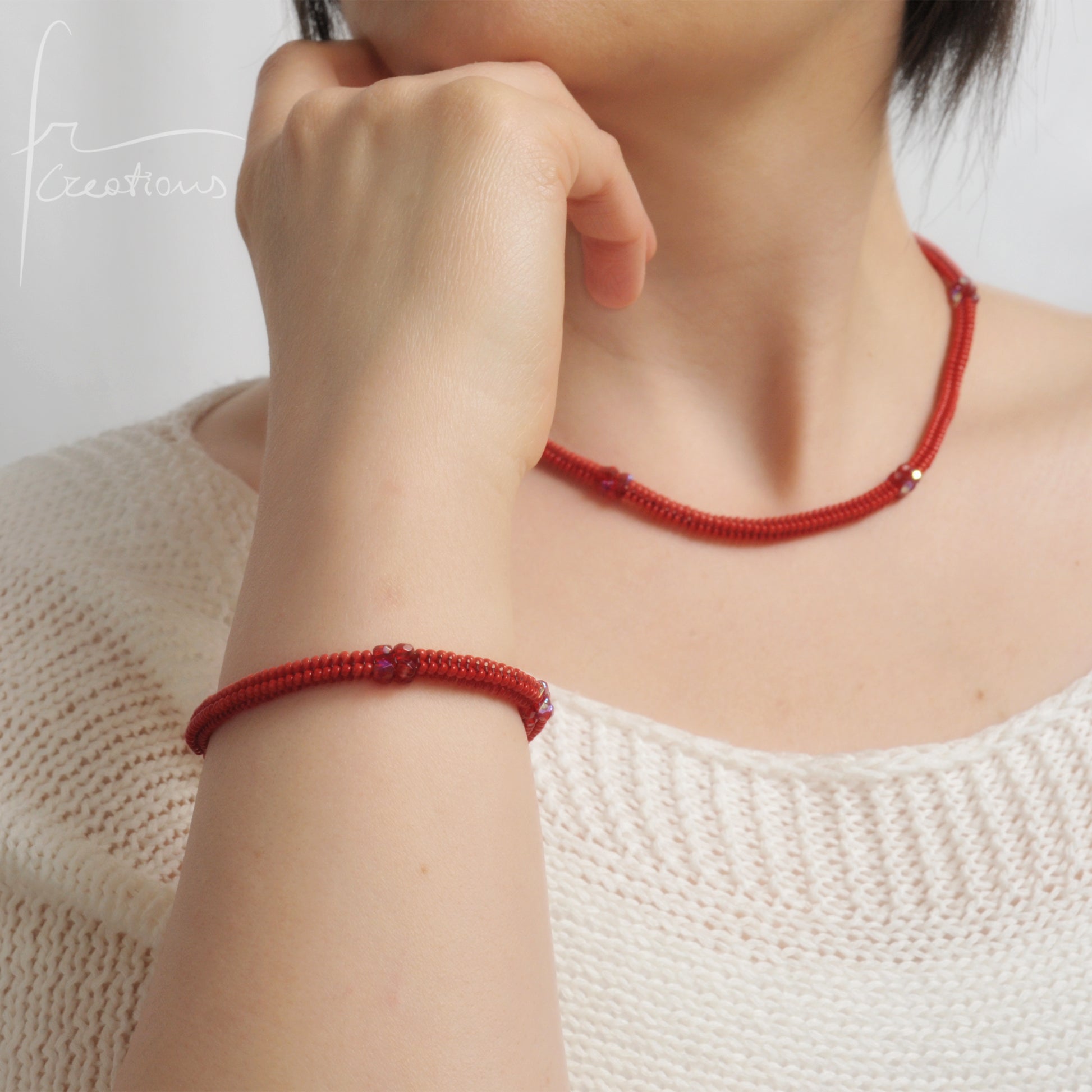 Bracciale e girocollo Kubik artigianale intrecciato a mano con perline e mezzi cristalli