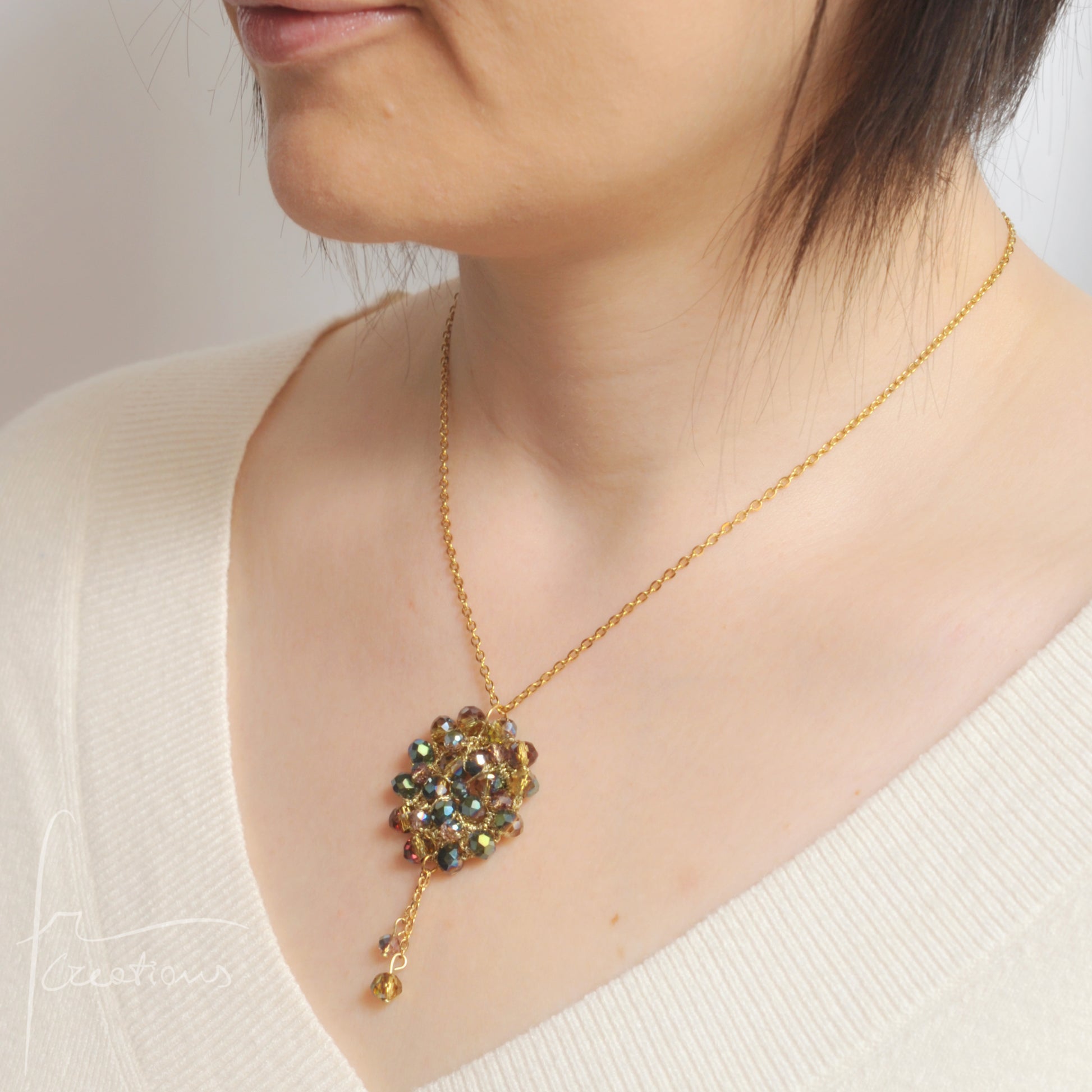 Collana girocollo con pendente fiore all'uncinetto con cristalli Blumen