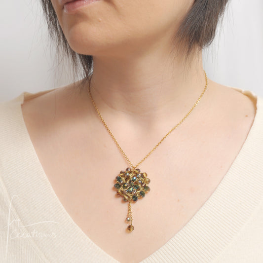 Collana girocollo con pendente fiore all'uncinetto con cristalli Blumen