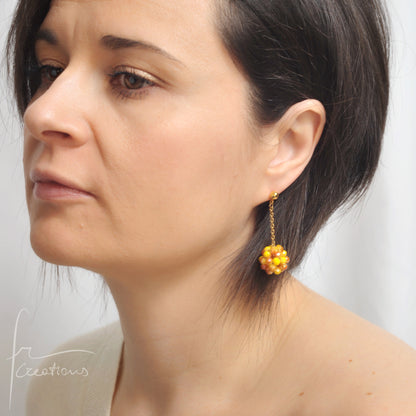 Orecchini pendenti Estel indossati con cristalli cuciti in tessitura