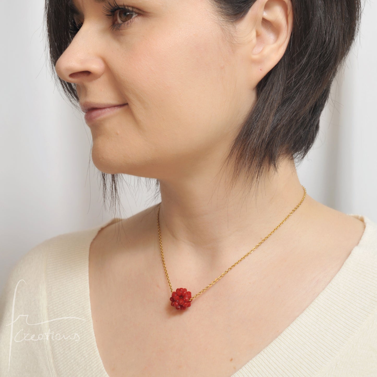 Collana girocollo indossata Estel con cristalli cuciti in tessitura