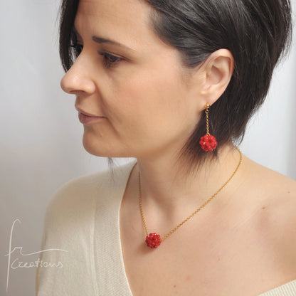 Collana girocollo indossata Estel con cristalli cuciti in tessitura