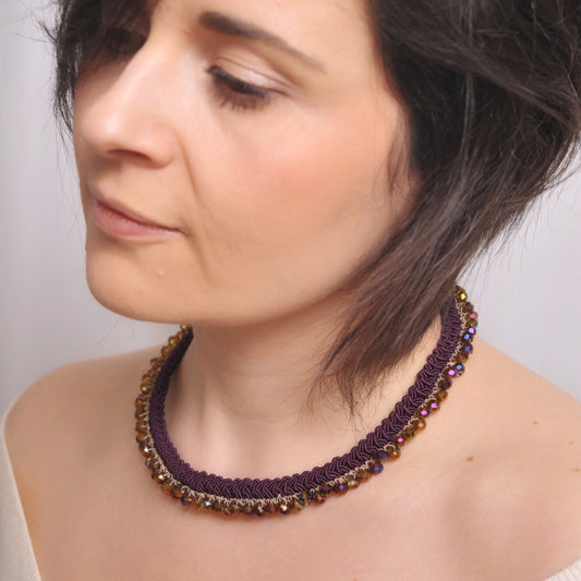 Collana girocollo SUN all'uncinetto con cristalli indossata