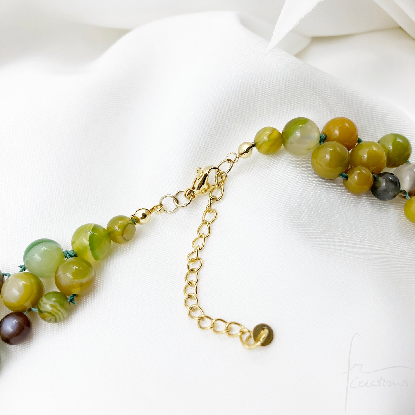 Collana girocollo Alexandra Medium fatta a mano in tessitura e pietra naturale agata verde striata di giallo