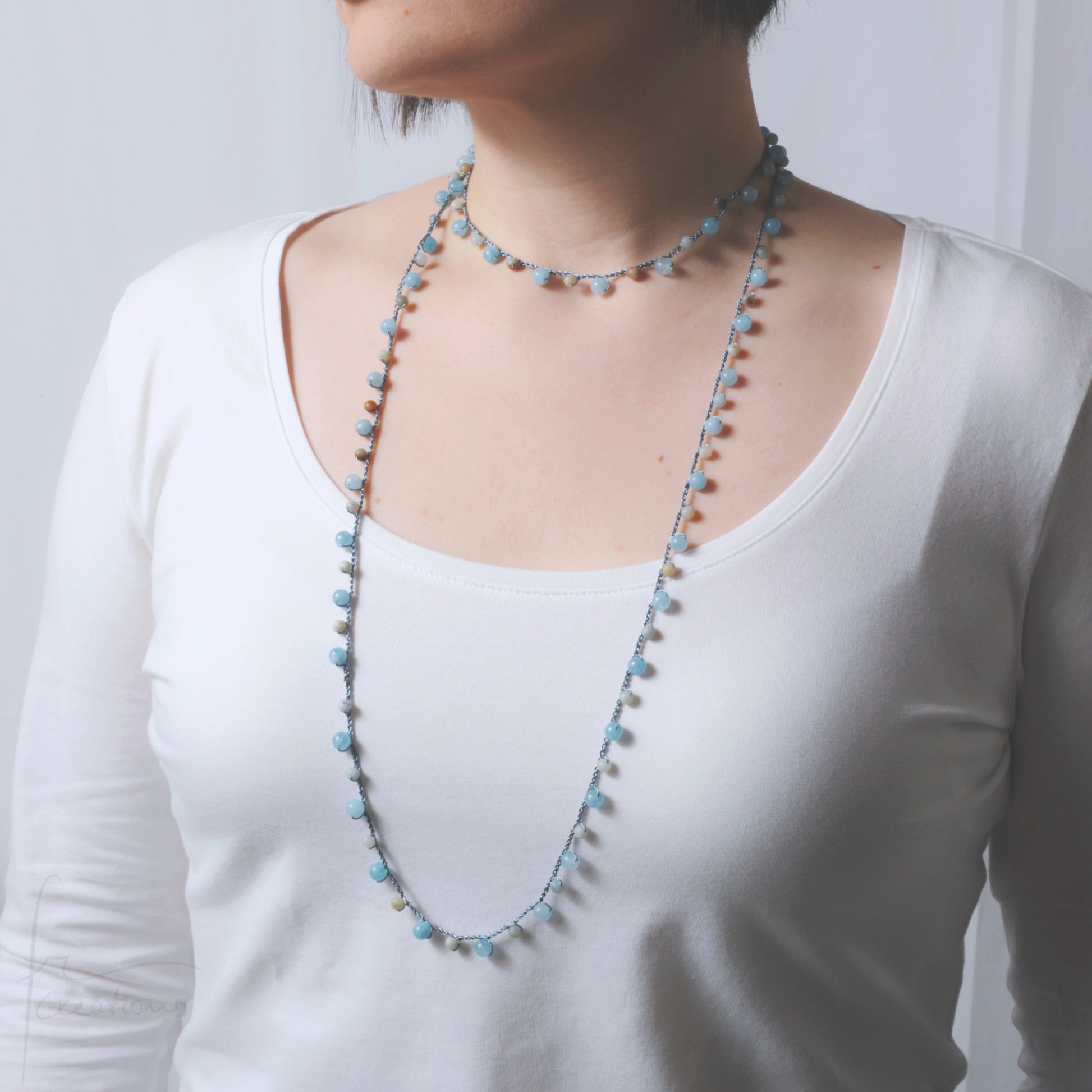 Collana Grace lunga uncinetto misura 120 e 168cm con Agata liscia azzurra e amazzonite indossata