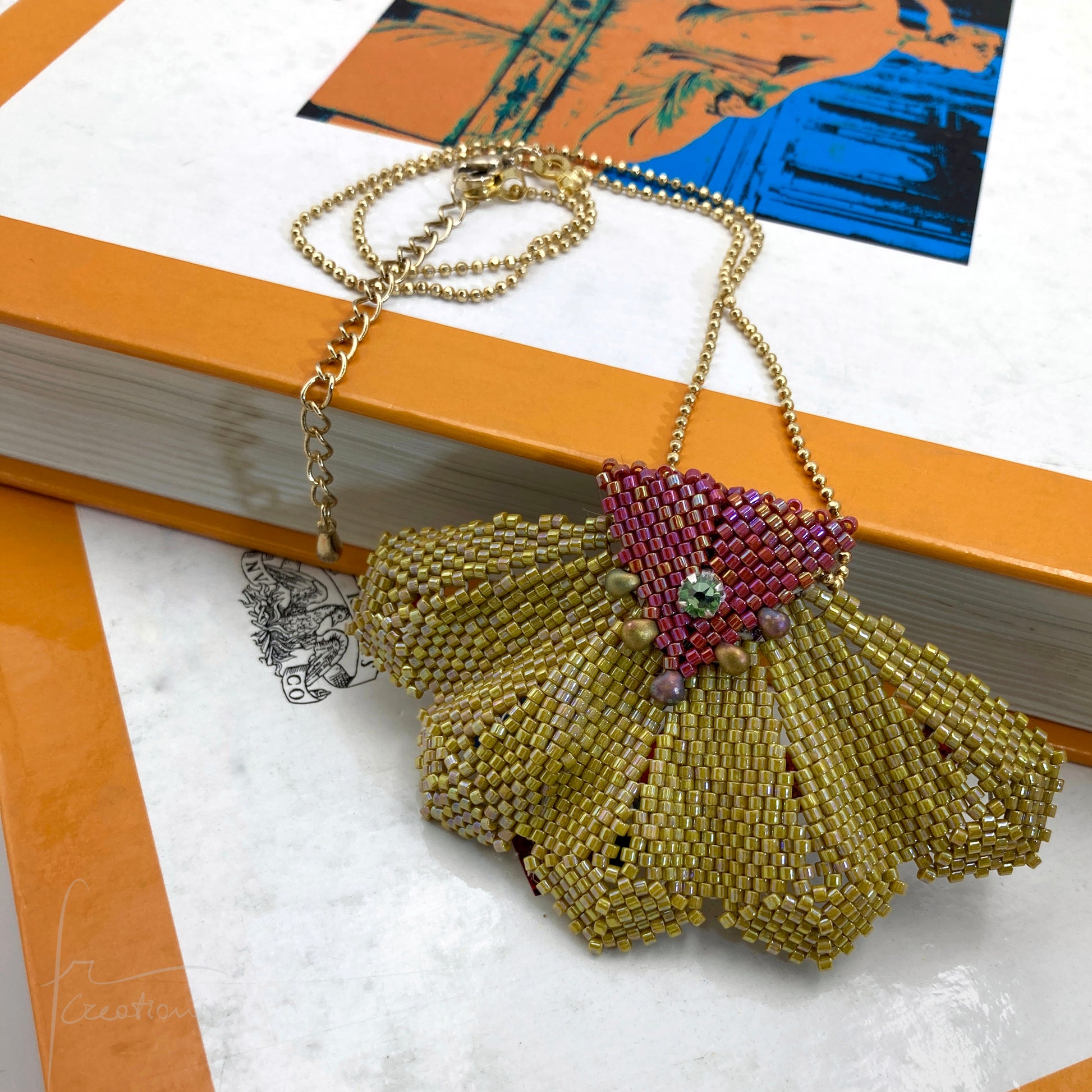 Collana pendente fiore tessitura con perline e Swarovski